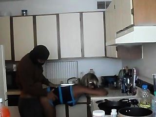الساخنة فتاة سوداء مارس الجنس في المطبخ