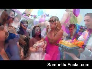سامانثا سانت تحتفل بعيد ميلادها مع العربدة المجنونة البرية