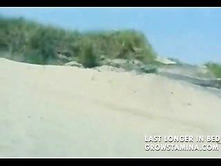 شقراء عارية مارس الجنس على الشاطئ