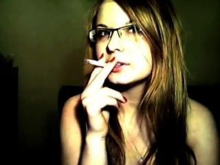 فتاة جميلة البولندية التدخين والحديث