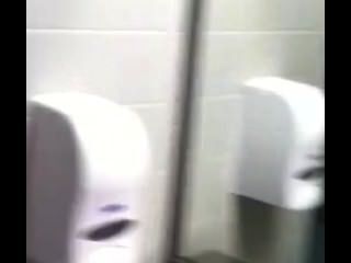 الرجل الرياء في الحمام العام