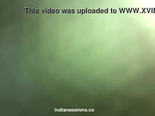 دس فتاة خجولة الهندي عارية مارس الجنس من قبل عشيقها في فضيحة فندق