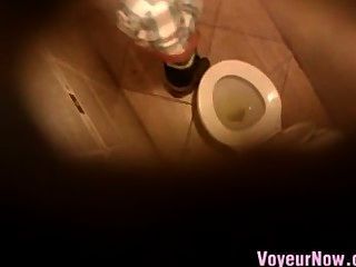 كاميرا خفية فوق المرحاض