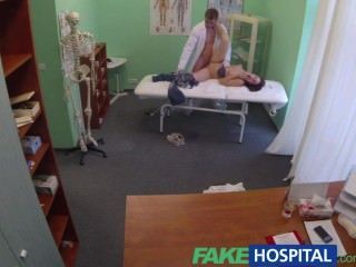 طبيب fakehospital يحصل على الكرات العميقة مع المريض المخنثين بينما صديقها