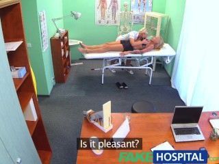 يبدو fakehospital خانق مثير شقراء الروسية على حب ممرضة رائع