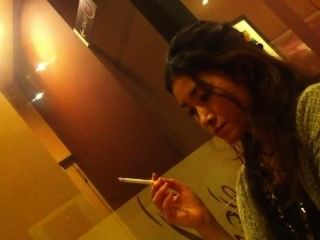 التدخين الفتاة الآسيوية