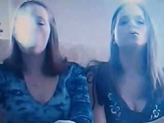 مونيكا وصديق القيام الحيل الدخان
