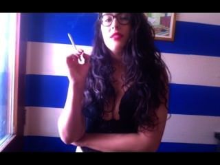 dominatrix تدخين سيجارة واحدة والحديث عن الجنس ولعب اطفال