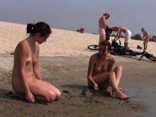 شاطئ العراة يجلب أفضل من اثنين من المراهقين الساخنة