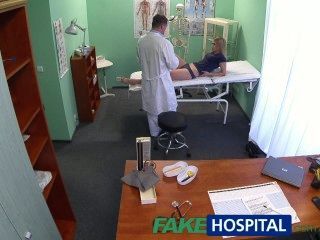 شقراء الأبرياء fakehospital يحصل على التدليك الأطباء