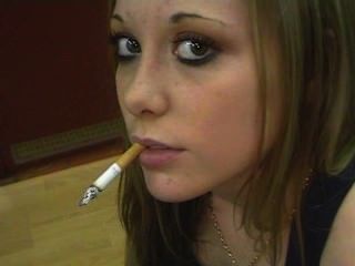 الفتيات التدخين