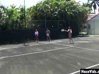 كلية البنات تجريده من ملابسه على ملعب تنس
